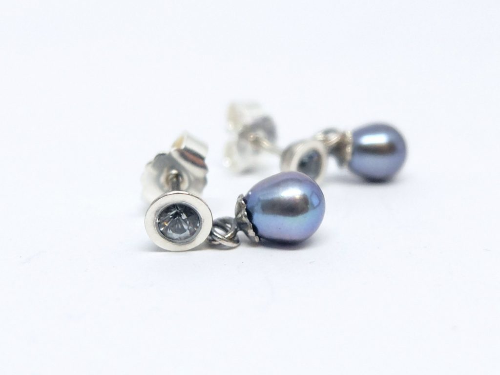 Silberohrringe mit grauen Turmalinen und Perlen