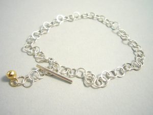 Handgefertigtes Armband aus Silber mit Knebelverschluss und Kugel aus 750 Gold